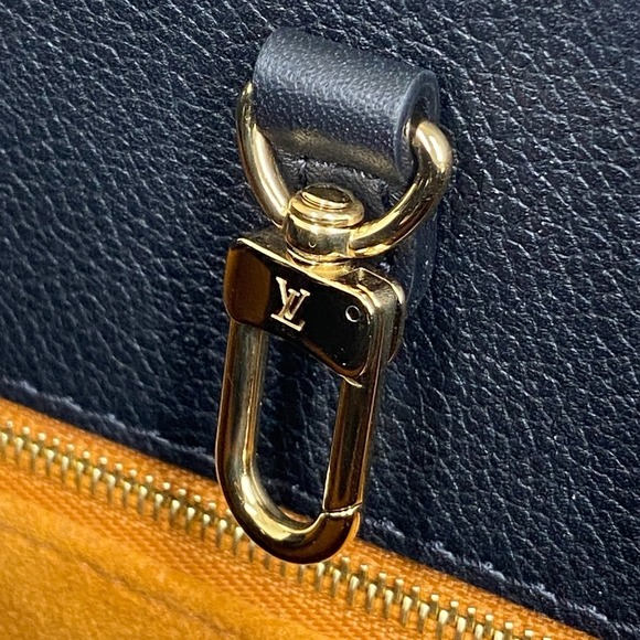 Louis Vuitton Empreinte Leather Onthego MM Tote Bag - Picture 8 of 9